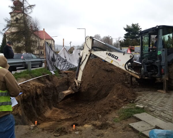 Wznowiono budowę chodnika przy 780-tce w Porębie Żegoty